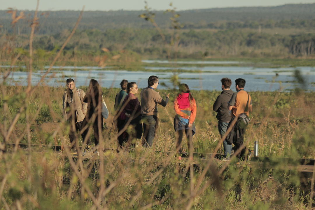 Gente en el lago